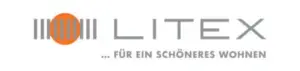 Das Bild zeigt das Logo der Marke LITEX auf weißem Hintergrund. Links befindet sich ein orangefarbener Kreis, der von senkrechten, abwechselnd grauen und weißen Streifen durchzogen wird. Rechts daneben steht in modernen, grauen Großbuchstaben „LITEX“. Unterhalb des Markennamens befindet sich in kleineren, grauen Großbuchstaben der Slogan: „… FÜR EIN SCHÖNERES WOHNEN“. Das Logo wirkt geradlinig, freundlich und modern und steht für ein Unternehmen, das Lösungen für ein schöneres und komfortableres Wohnen anbietet.
